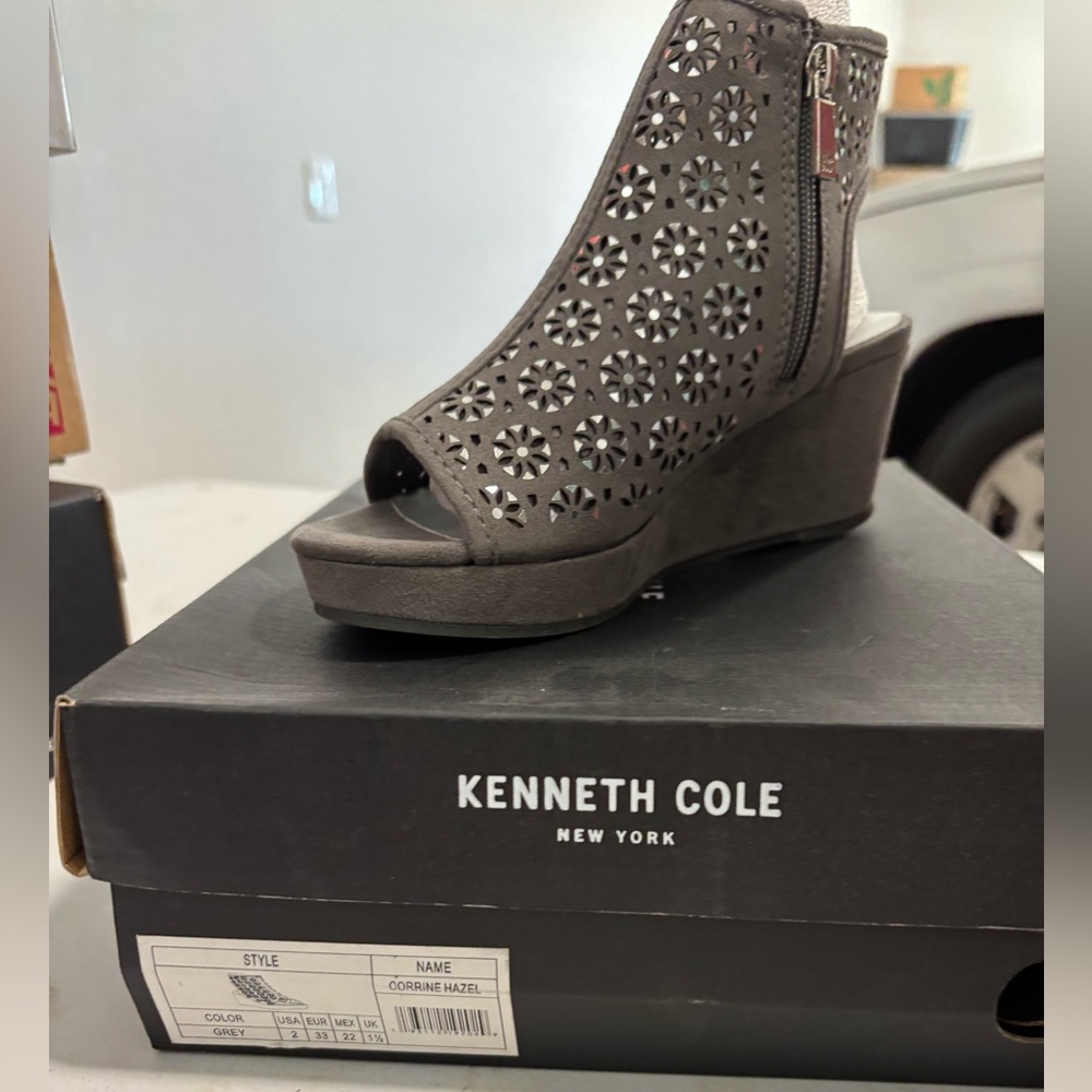 Kenneth Cole Girls Gray Wedge Sandals